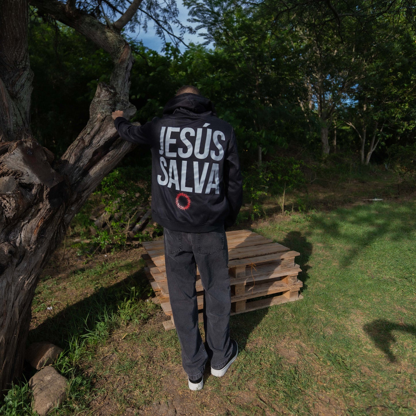 JESÚS SALVA HOODIE